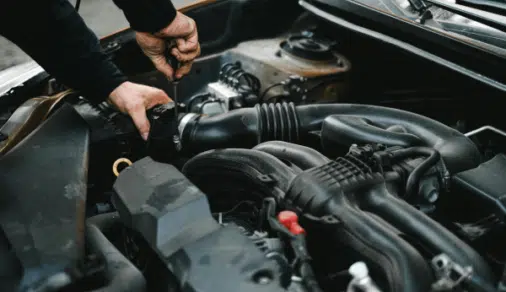 intérieur moteur voiture réparation 600 x 400